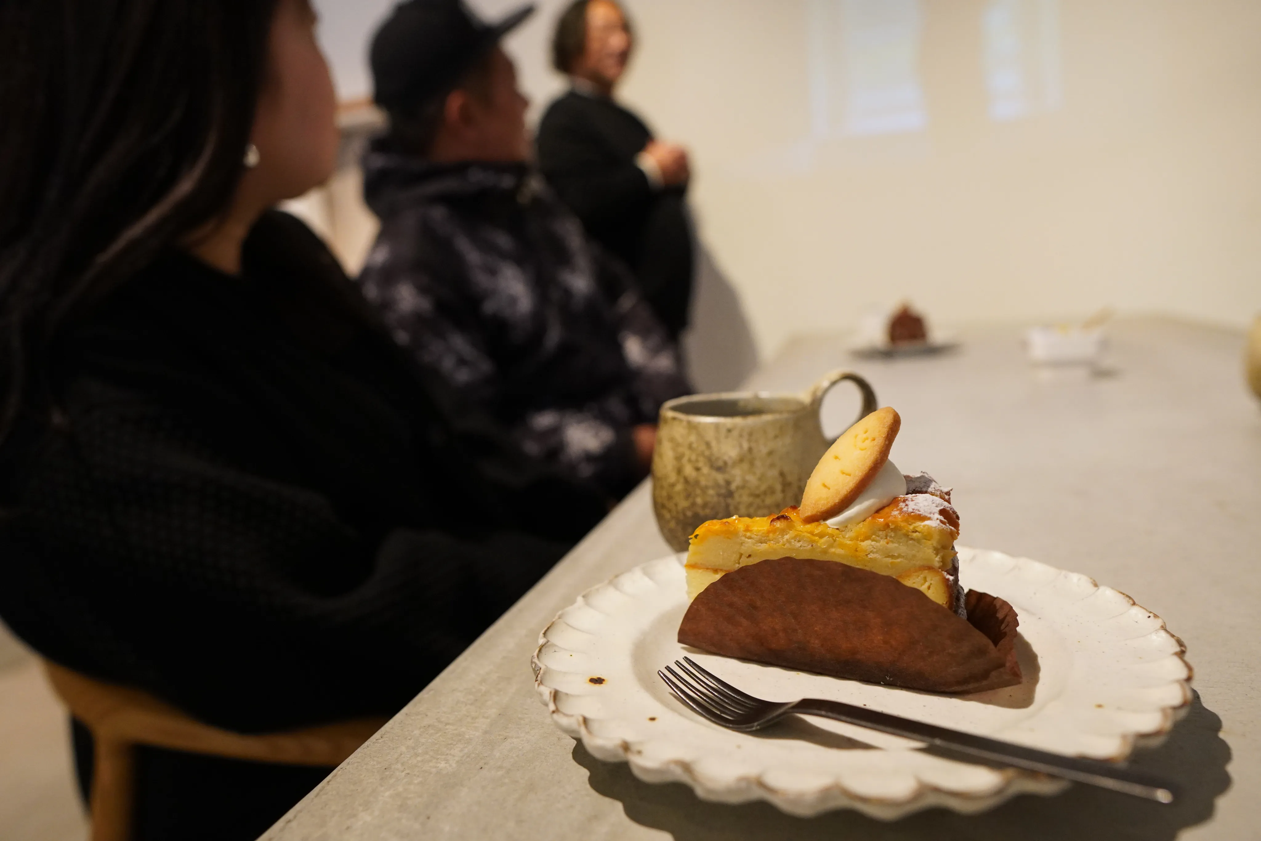 座談会で模型を眺める様子