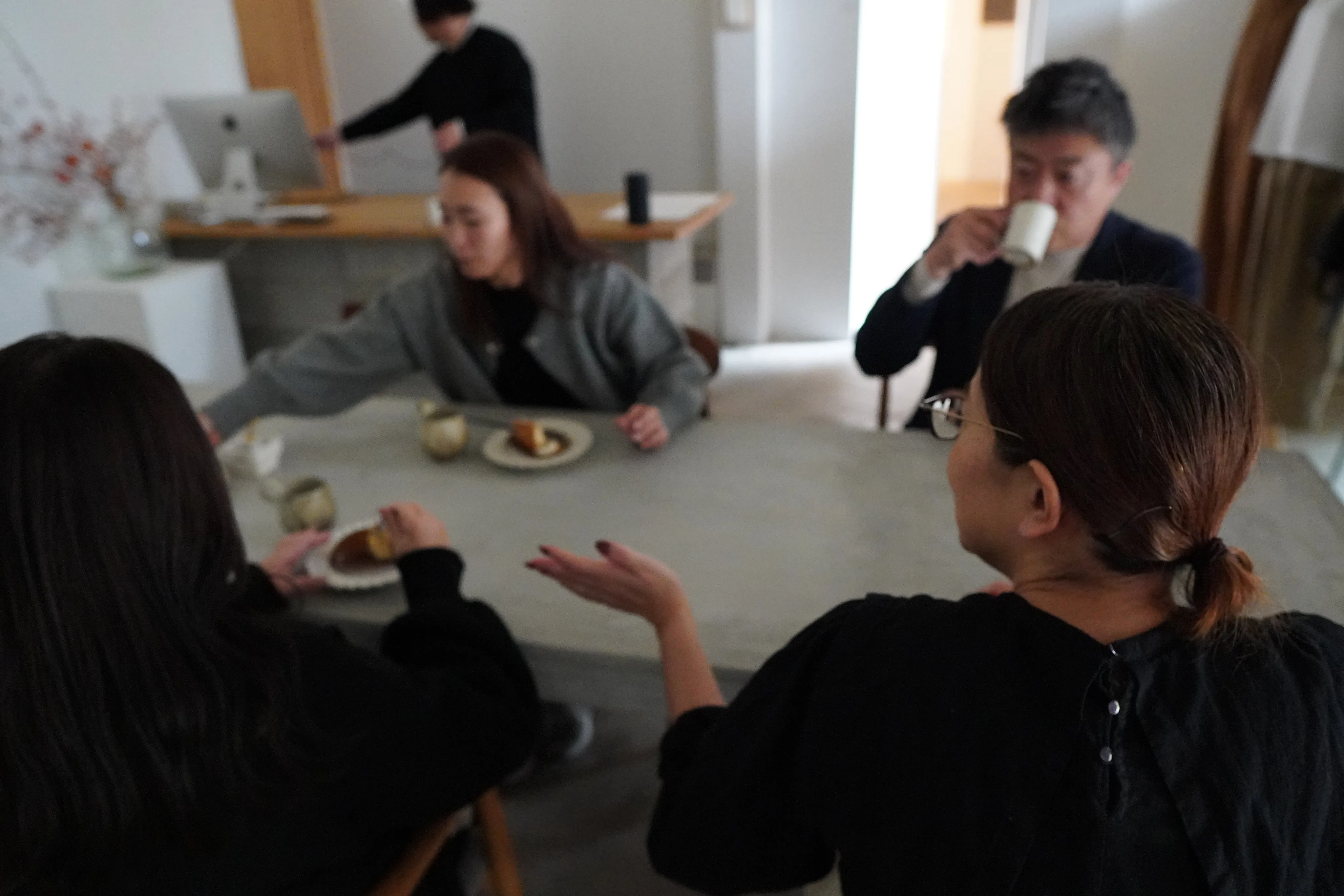 テーブルを囲むゲストと上村武敏